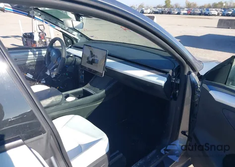 2024 Tesla Model Y Long Range Dual Motor All-Wheel Drive z USA, uszkodzony, nr VIN 7SAYGDEE9RA330471